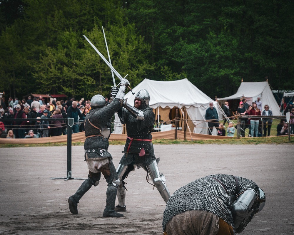 swordsmen-fighting-at-ren-faire-hema